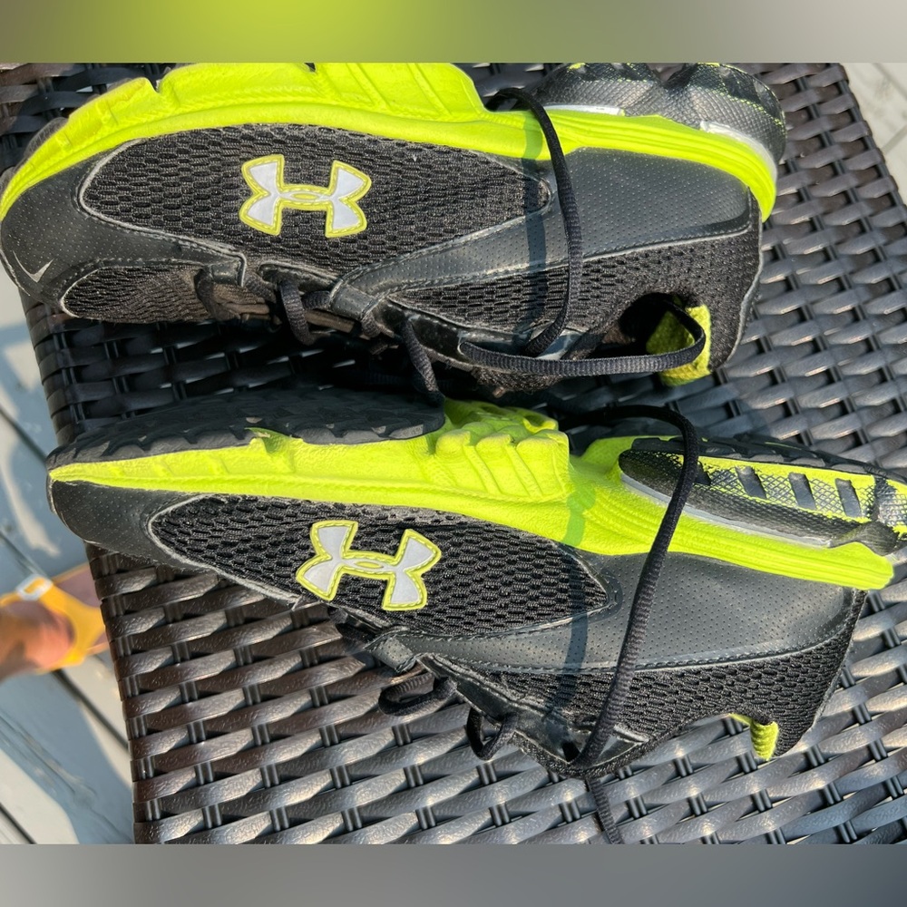 Under armour women’s black and green athletic shoe. GUC. Size 6
